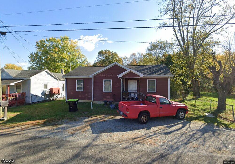 303 Maple St, Pulaski, VA 24301 - photo 1