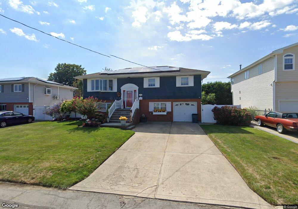 315 Riviera Pkwy, Lindenhurst, NY 11757 - photo 1