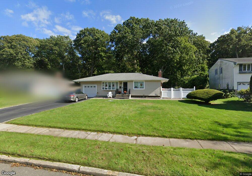 7 Fisher Rd, ComMacK, NY 11725 - photo 1