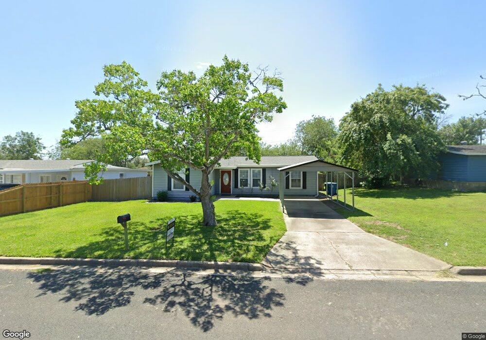 1502 E Bowie St, Beeville, TX 78102 - photo 1