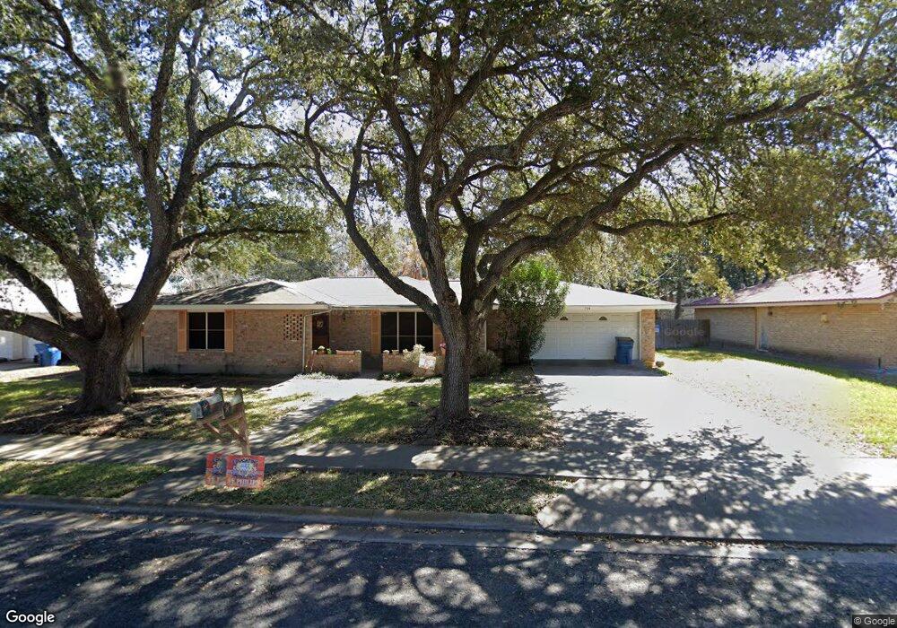 704 Newhall St, Beeville, TX 78102 - photo 1