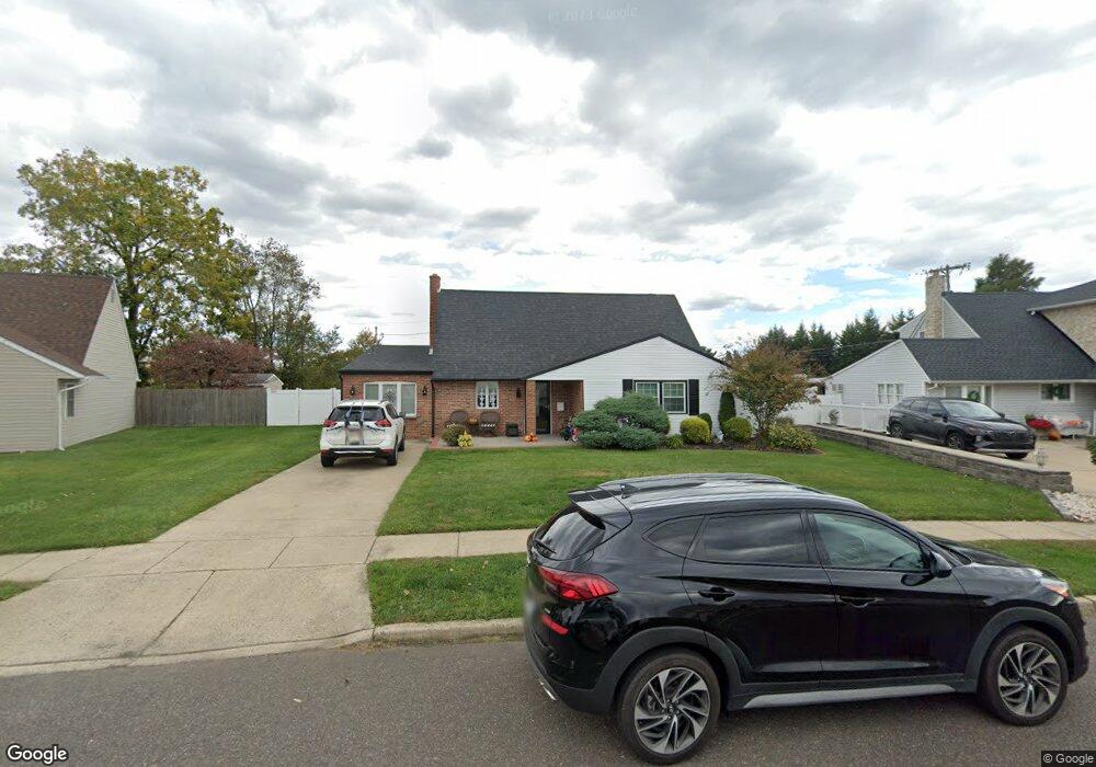 32 Dolphin Rd, Levittown, PA 19056 - photo 1