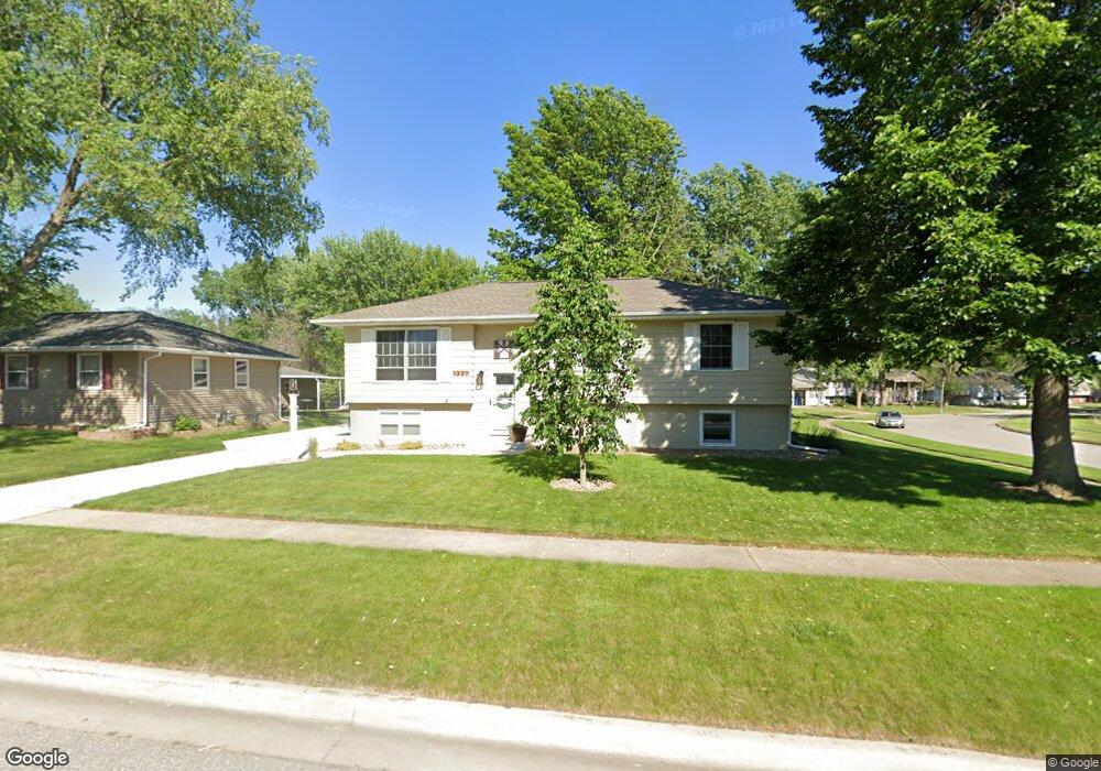 1327 Edgewood Dr, Waterloo, IA 50701 - photo 1