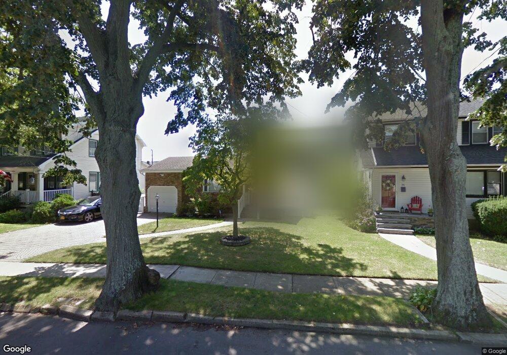 40 Jarvis Place, Lynbrook, NY 11563 - photo 1