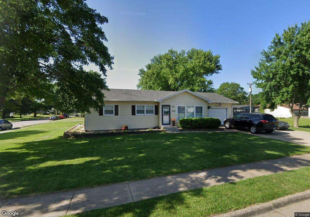 2005 W 38th St, Davenport, IA 52806 - photo 1