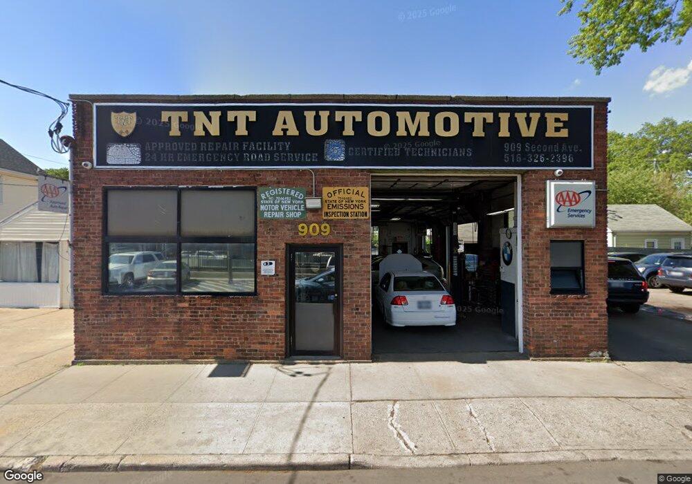 909 2nd Ave, New Hyde Park, NY 11040 - photo 1