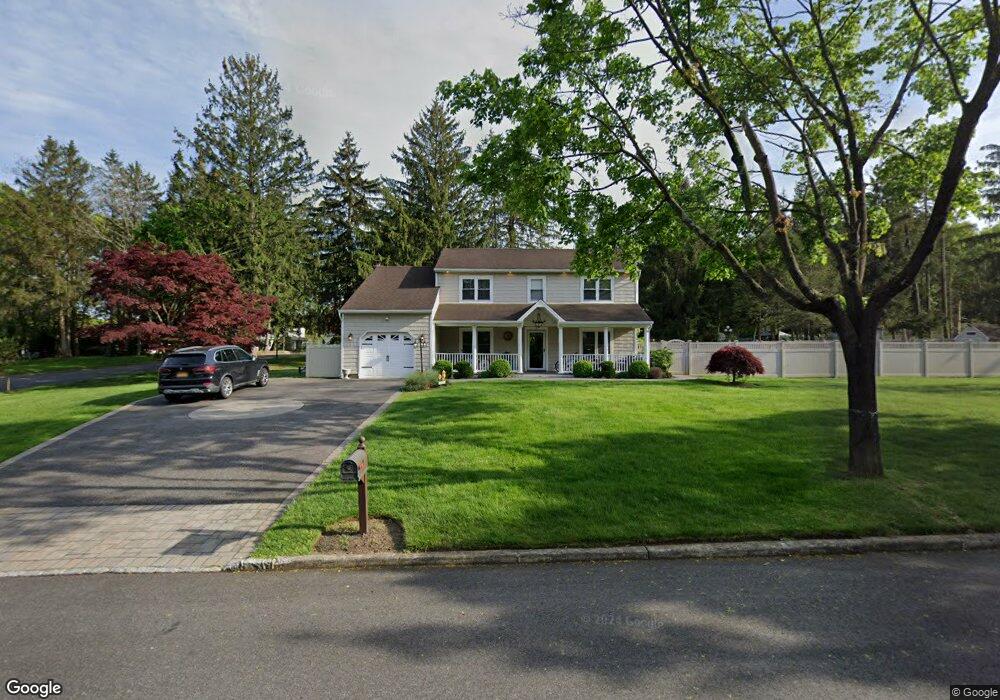 21 Pinetree Ct, ComMacK, NY 11725 - photo 1