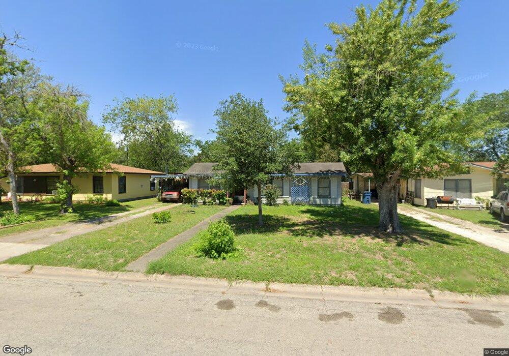 1007 E Hutchinson St, Beeville, TX 78102 - photo 1