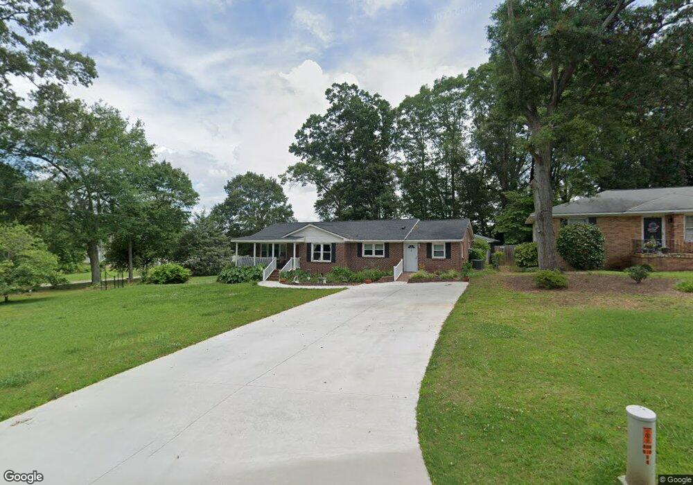 196 Highland Ave, Hartwell, GA 30643 - photo 1