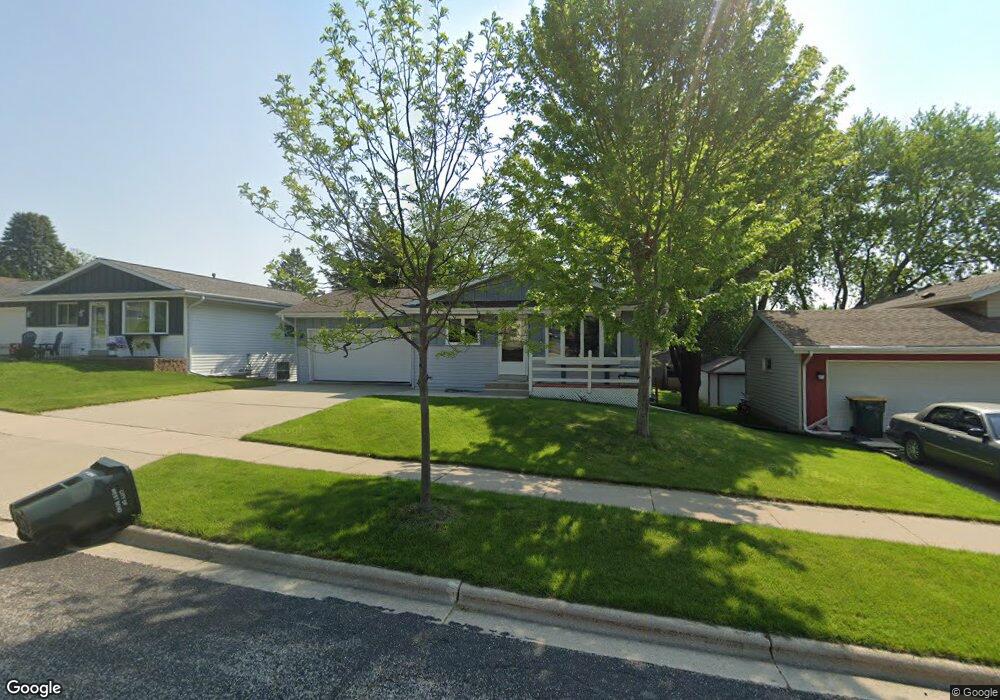 819 Kings Ridge Ct E, West Bend, WI 53090 - photo 1