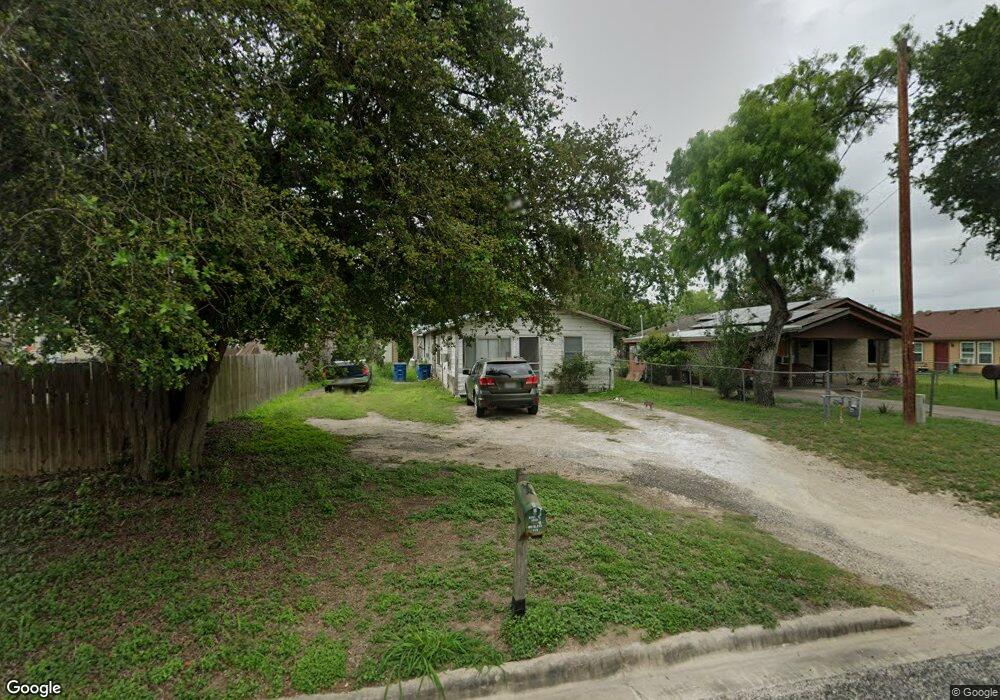 1004 W Walton St, Beeville, TX 78102 - photo 1