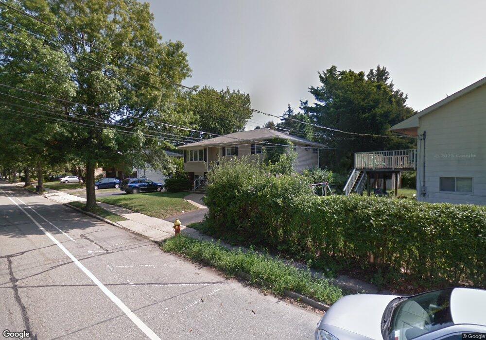 533 Seamans Neck Rd, Seaford, NY 11783 - photo 1