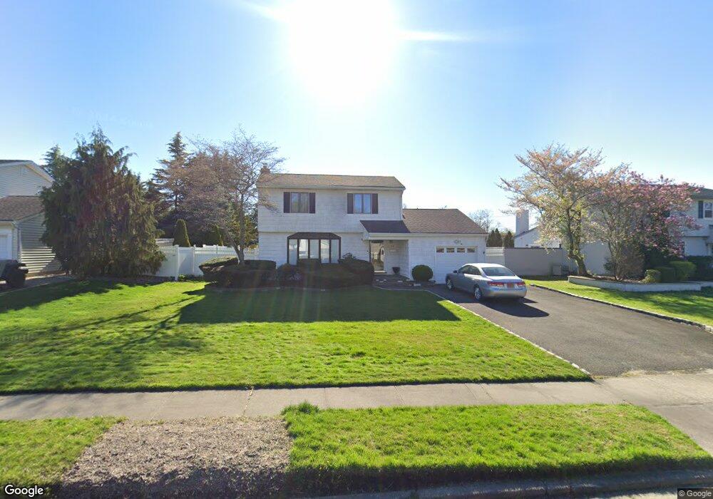 33 Pawnee Dr, ComMacK, NY 11725 - photo 1