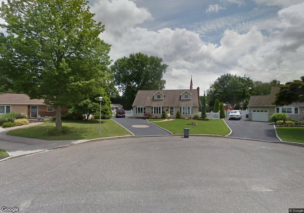 8 Dickey Ct, ComMacK, NY 11725 - photo 1