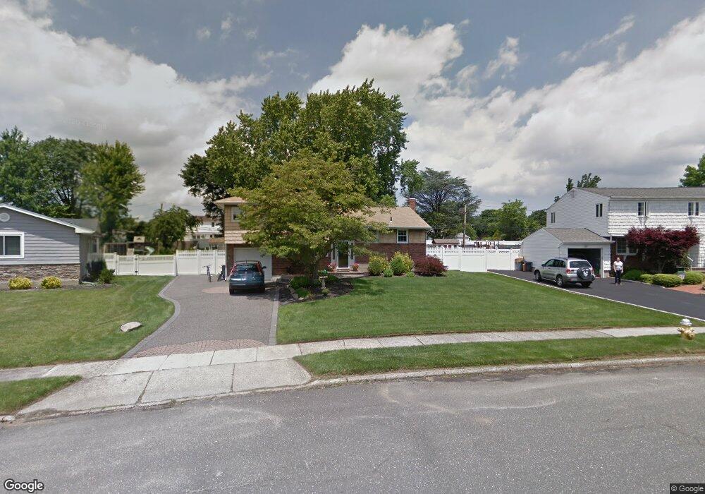 7 Cameo Rd, ComMacK, NY 11725 - photo 1