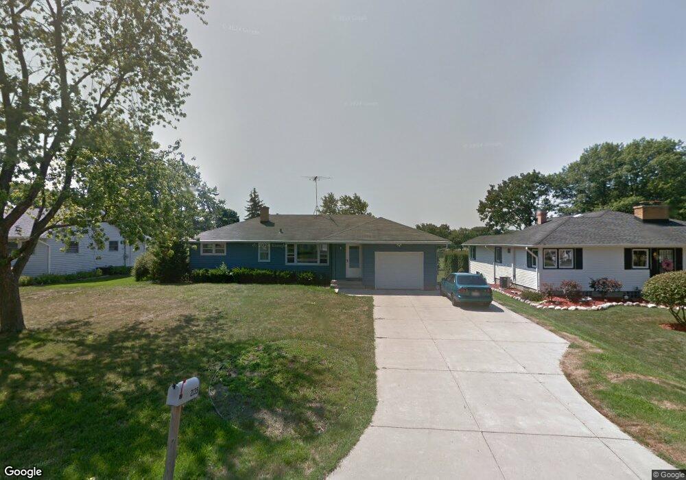 2135 Hawthorne Ln, Waukegan, IL 60087 - photo 1