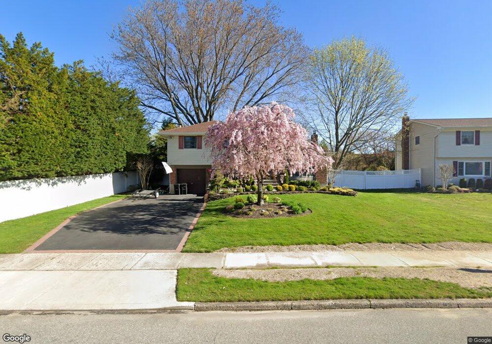 3 Seneca Dr, ComMacK, NY 11725 - photo 1