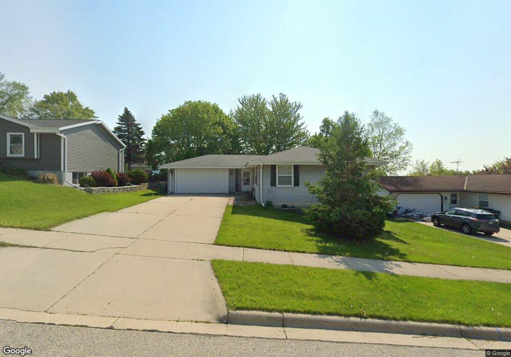 901 Squire Ln, West Bend, WI 53090 - photo 1