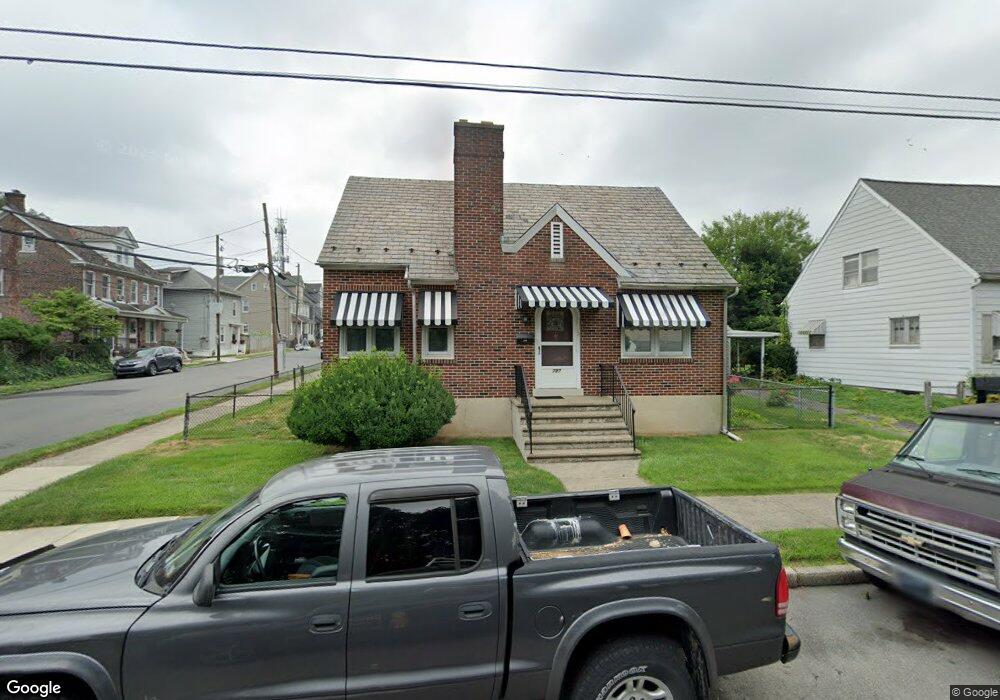 727 Maple St, Bethlehem, PA 18018 - photo 1