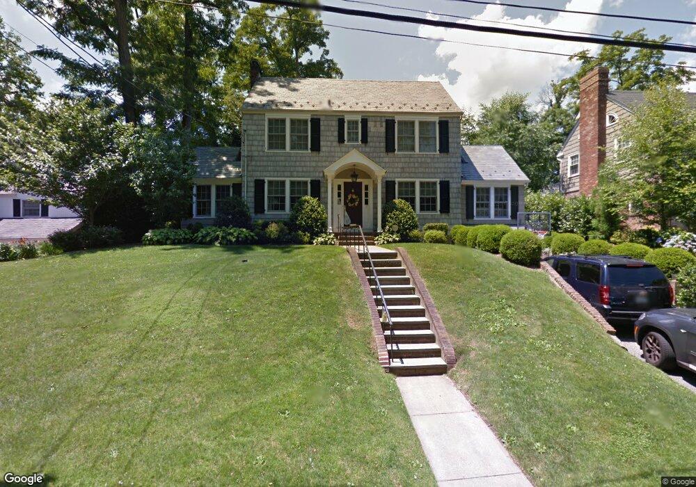 37 Stuart Place, Manhasset, NY 11030 - photo 1