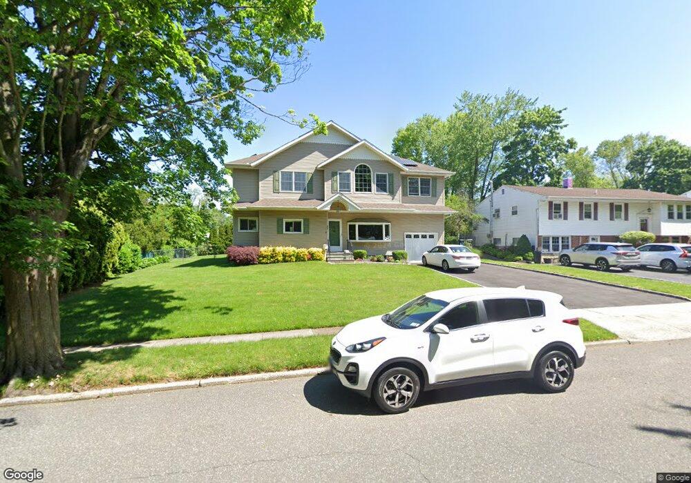 31 Parkway Dr N, ComMacK, NY 11725 - photo 1