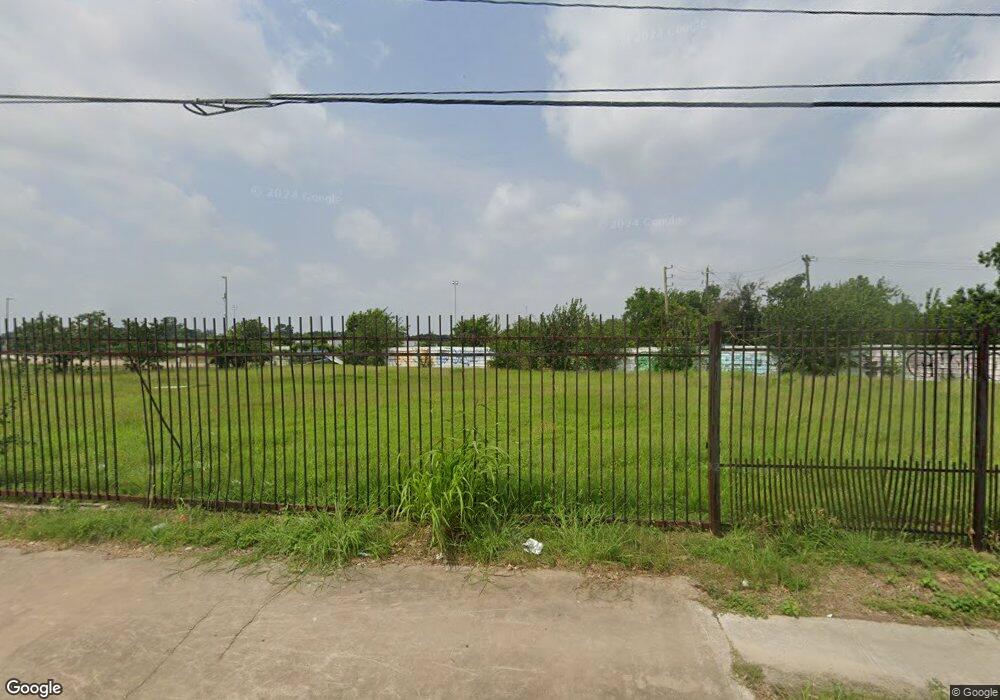 8305 Veterans Memorial Dr, Houston, TX 77088 - photo 1