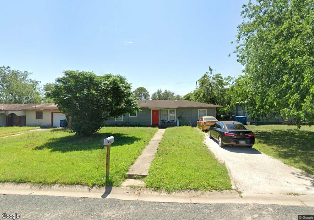 1416 E Bowie St, Beeville, TX 78102 - photo 1