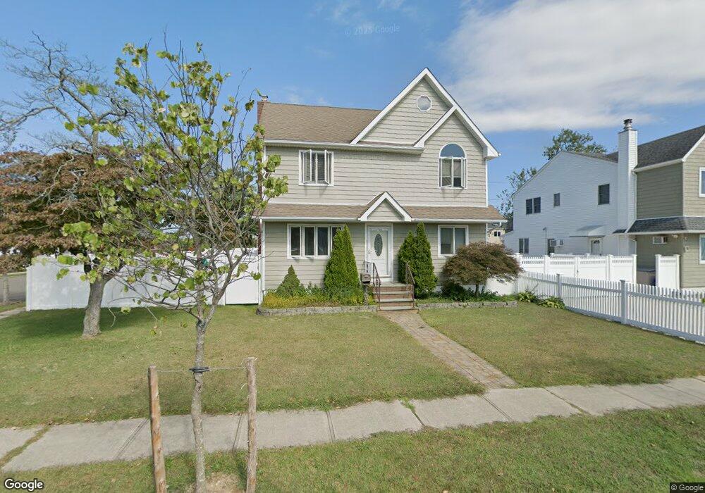 202 Venetian Blvd, Lindenhurst, NY 11757 - photo 1