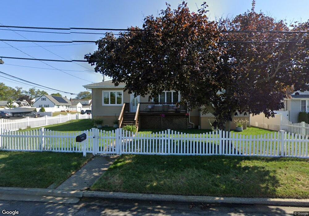 247 E Riviera Dr, Lindenhurst, NY 11757 - photo 1