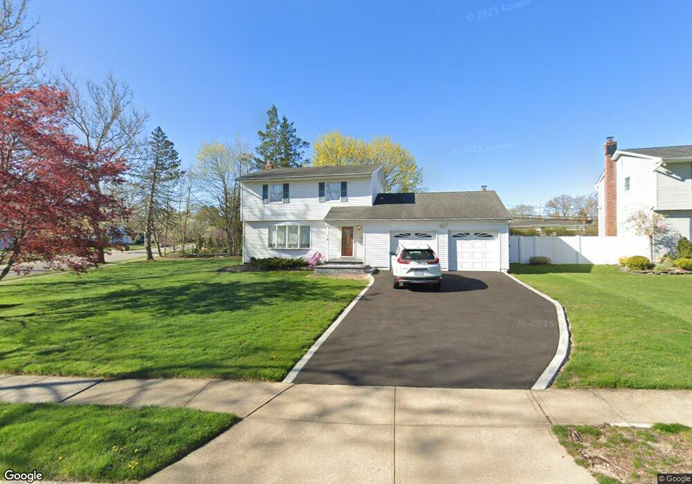 34 Comanche Ln, ComMacK, NY 11725 - photo 1