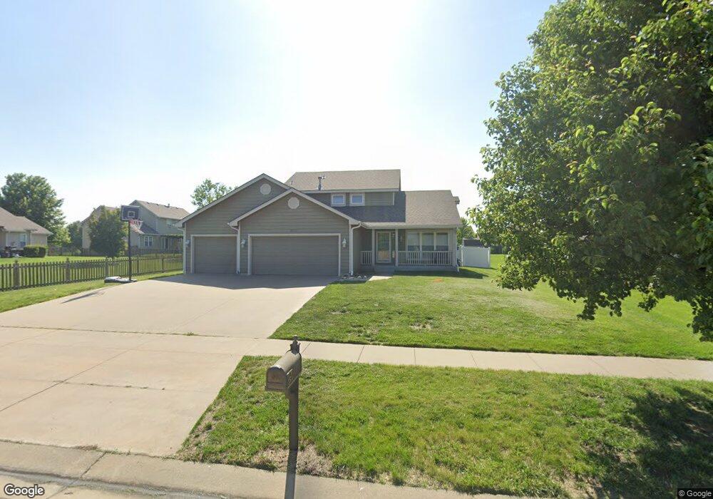2537 SW Windermere Ct, Topeka, KS 66614 - photo 1
