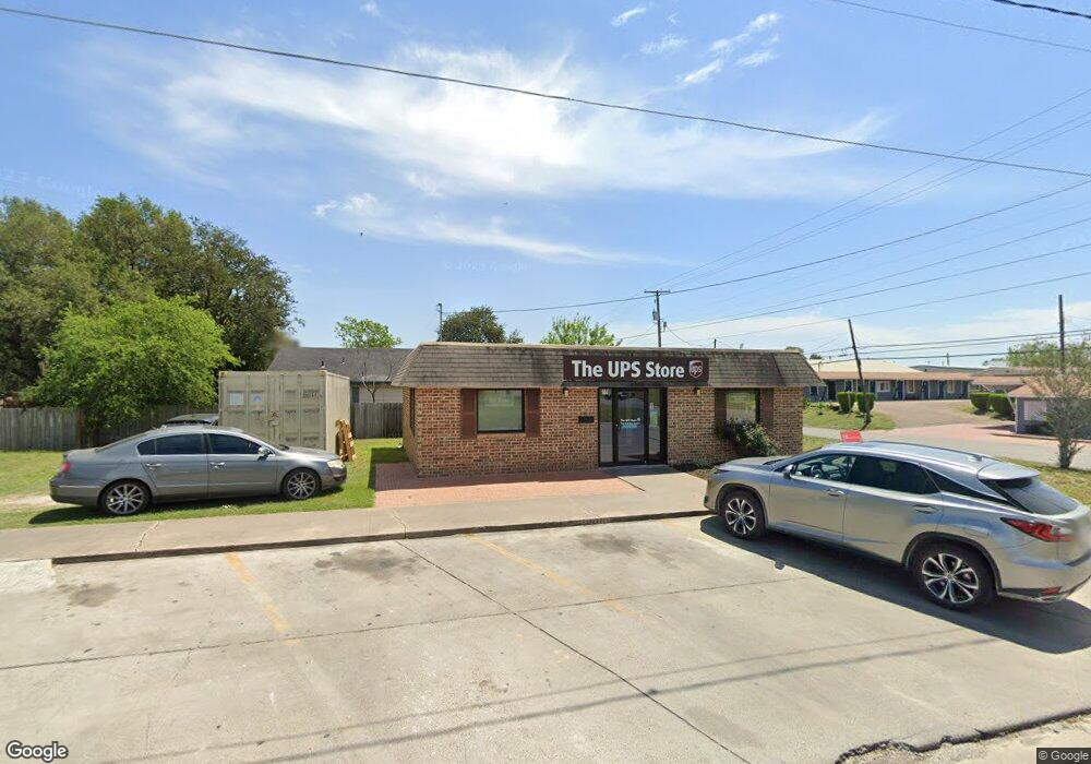 100 E Hutchinson St, Beeville, TX 78102 - photo 1