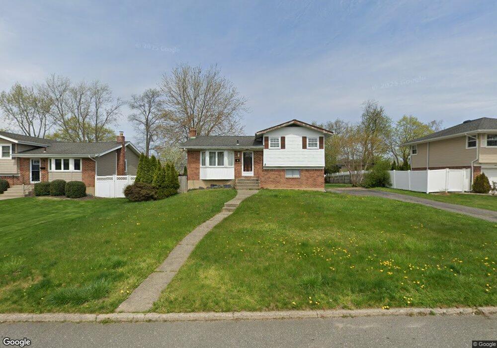 9 Gehrig St, ComMacK, NY 11725 - photo 1