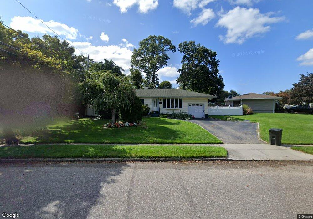 54 Fisher Rd, ComMacK, NY 11725 - photo 1