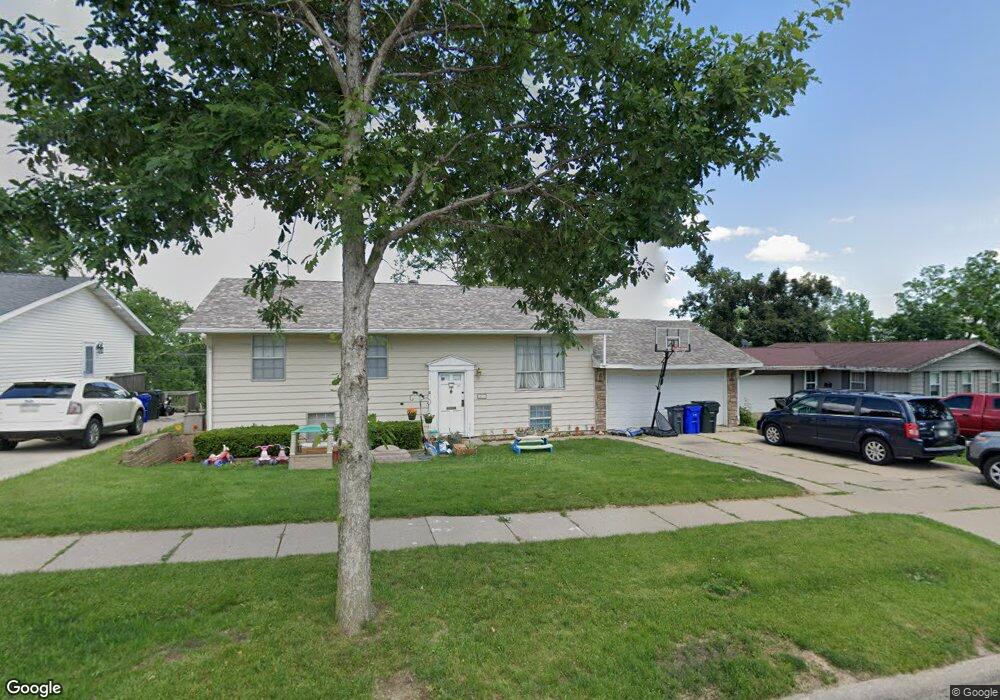 821 Pawnee Dr NW, Cedar Rapids, IA 52405 - photo 1