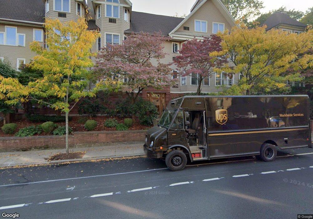 628 Washington St unit 2,628, Brookline, MA 02446 - photo 1