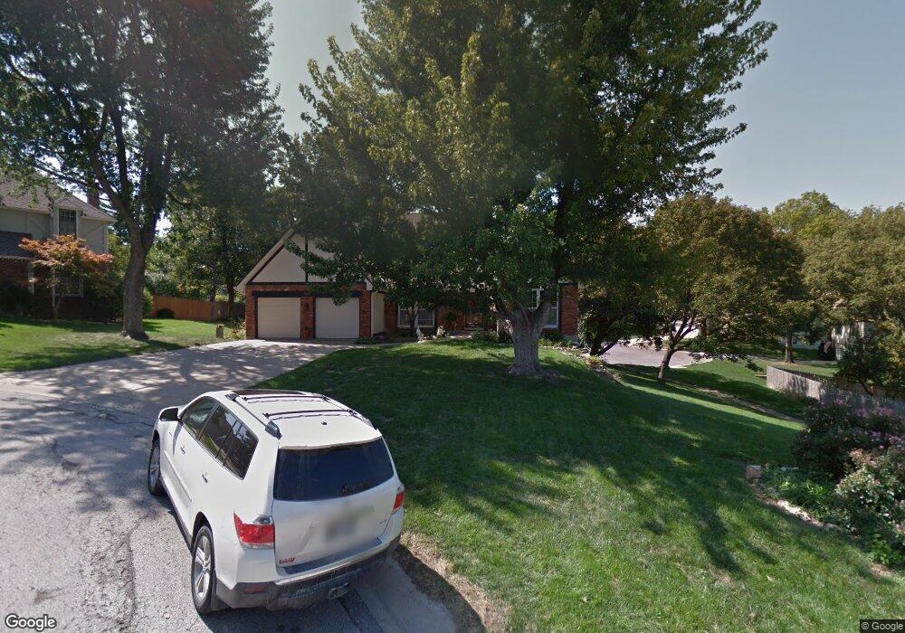 7620 Richards Dr, Shawnee, KS 66216 - photo 1