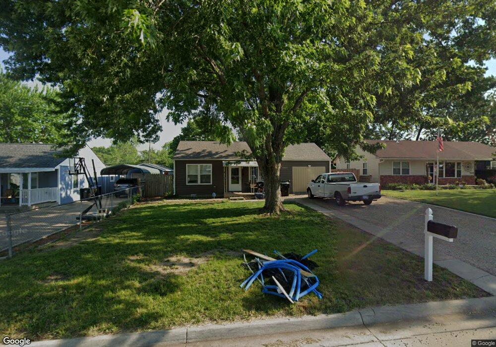 1031 SE 33rd St, Topeka, KS 66605 - photo 1