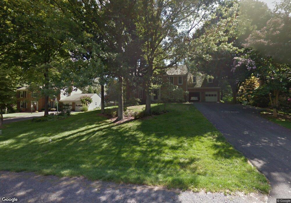 5005 Oakcrest Dr, Fairfax, VA 22030 - photo 1