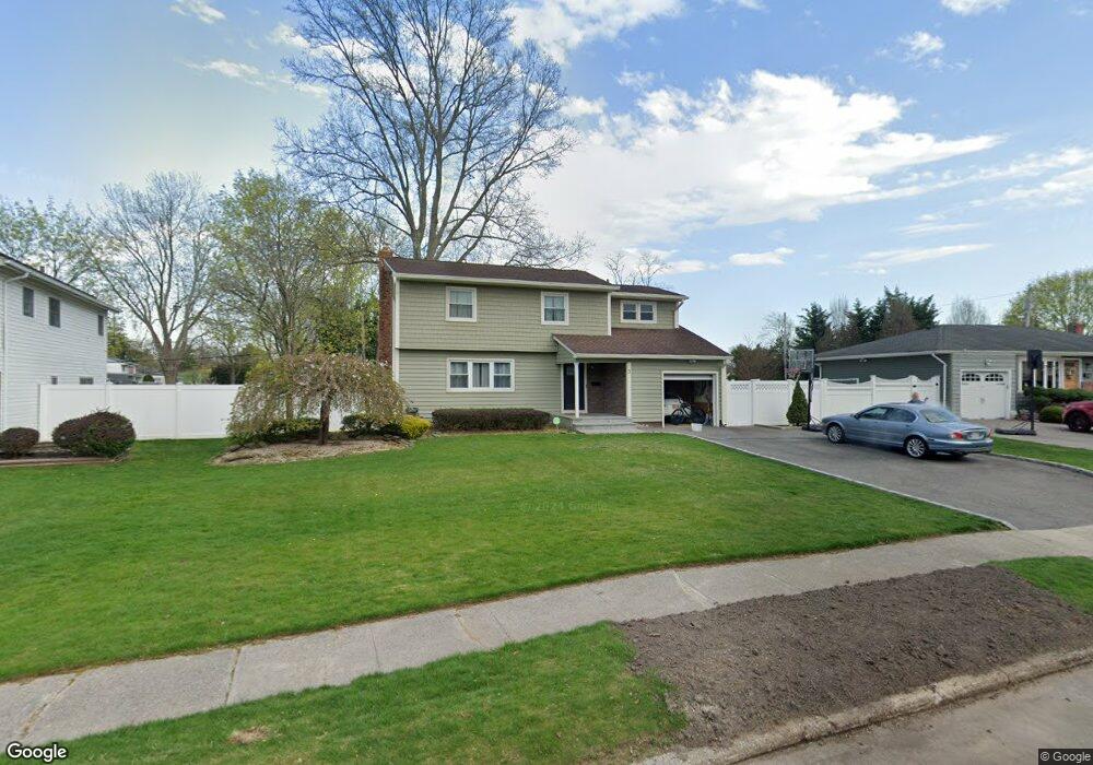 3 Shawnee Ln, ComMacK, NY 11725 - photo 1