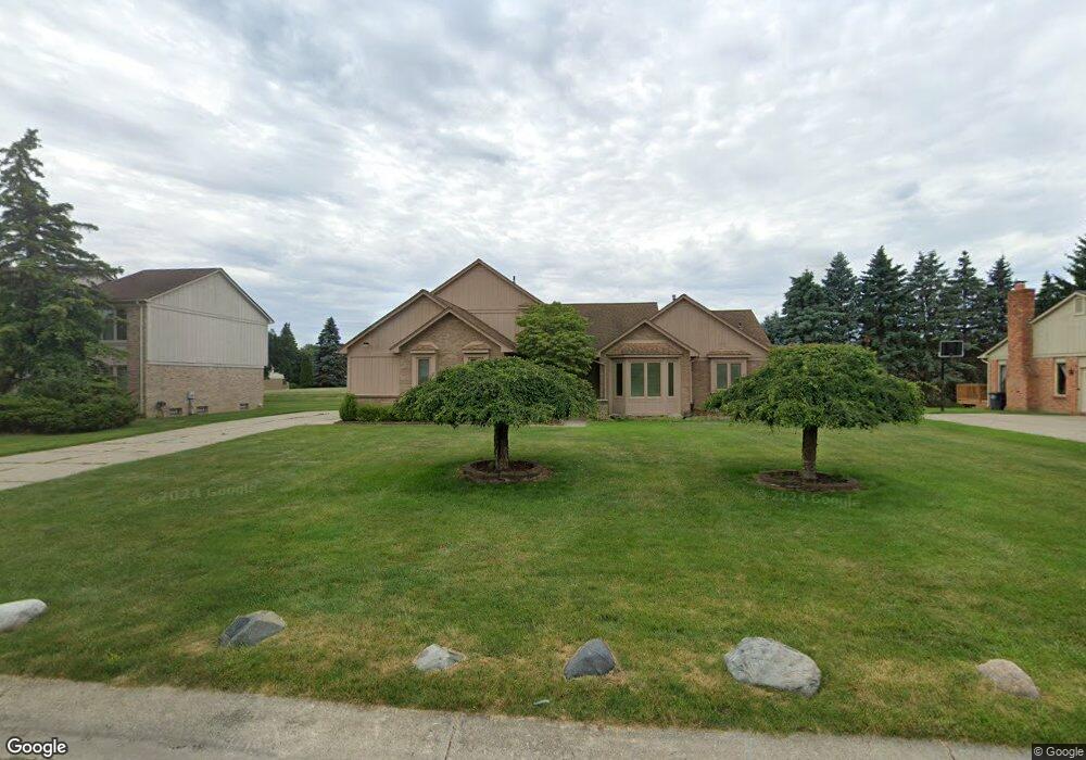 5116 W Pond Cir, West Bloomfield, MI 48323 - photo 1