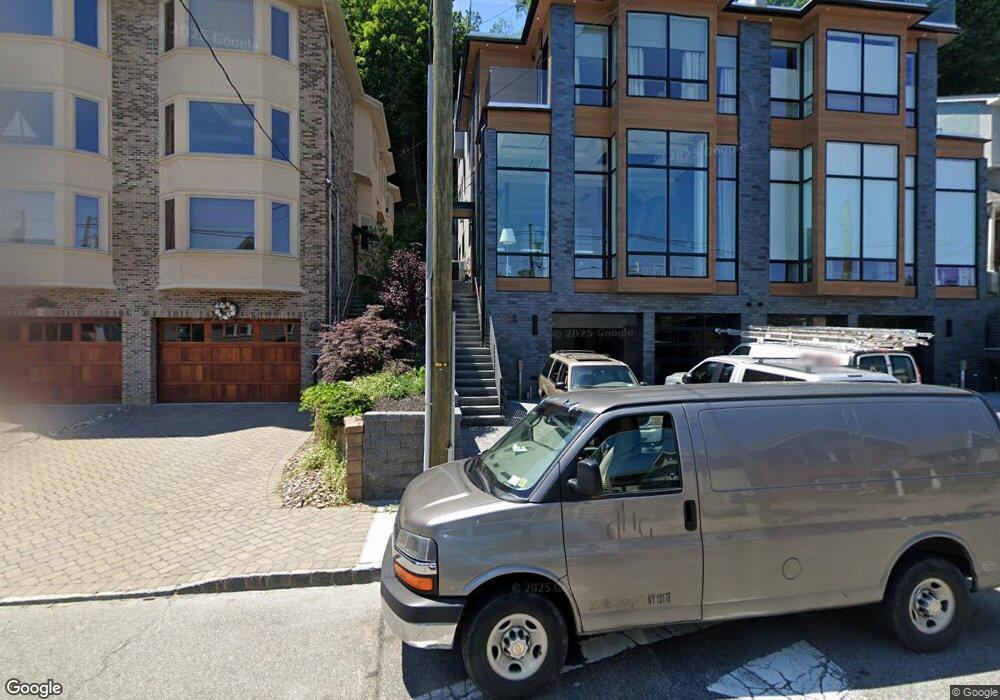 624 Undercliff Ave, Edgewater, NJ 07020 - photo 1