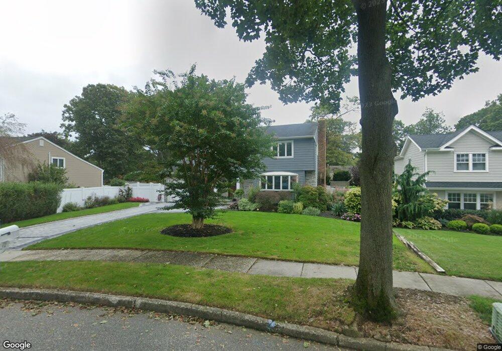 14 Suttonwood Dr, ComMacK, NY 11725 - photo 1