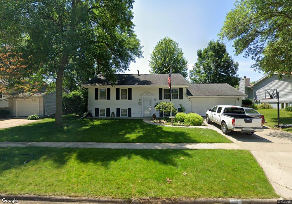 3231 44th St NE, Cedar Rapids, IA 52402 - photo 1