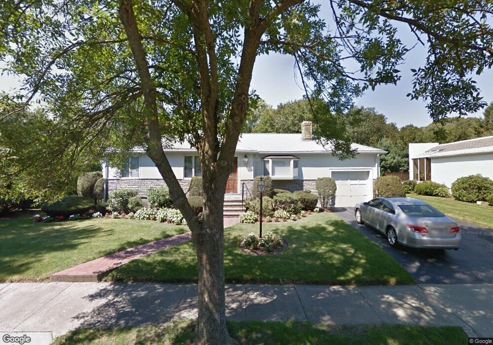 69 Selwyn Rd, Newton Highlands, MA 02461 - photo 1