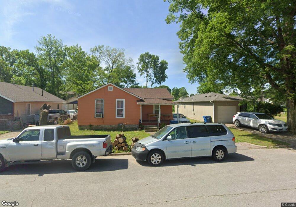 1118 Walnut St, Carthage, MO 64836 - photo 1