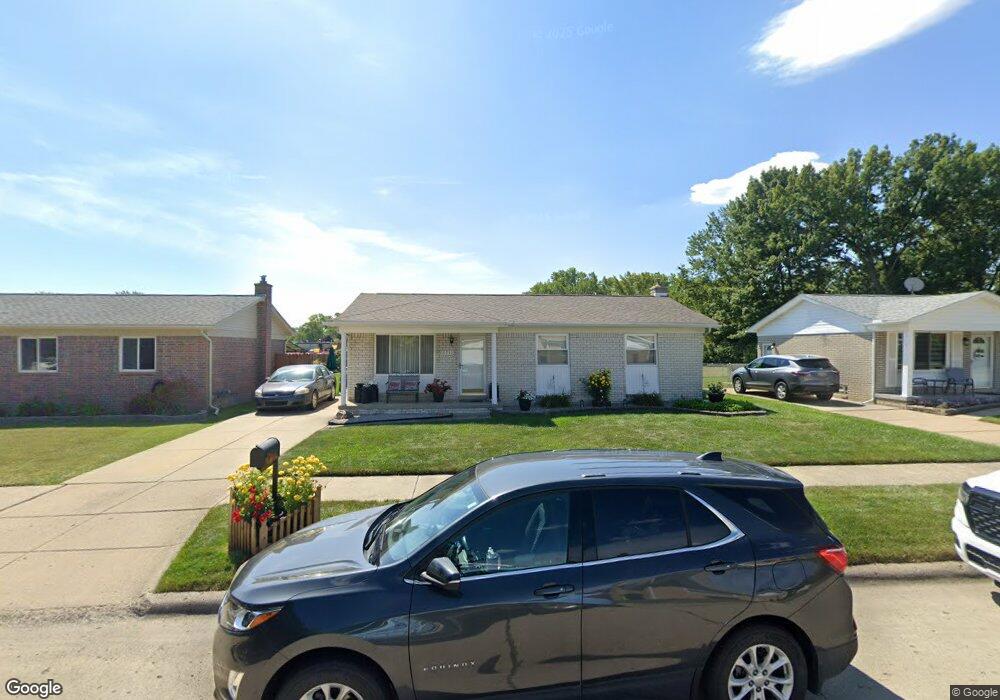 16930 E Pointe Dr, Roseville, MI 48066 - photo 1