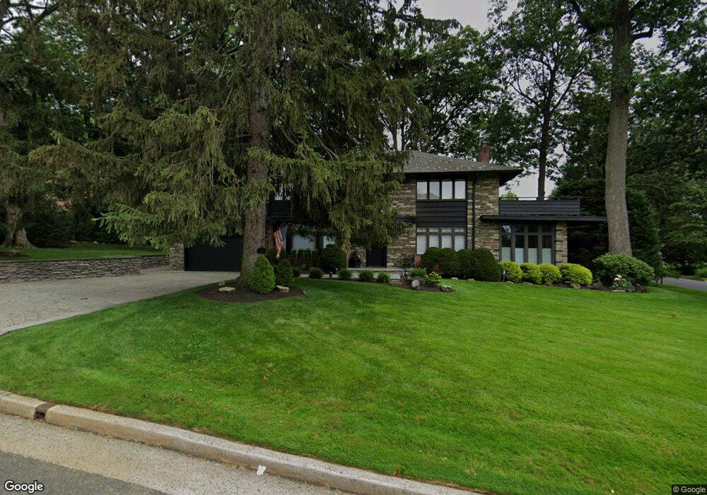 10 Eton Crest, Manhasset, NY 11030 - photo 1