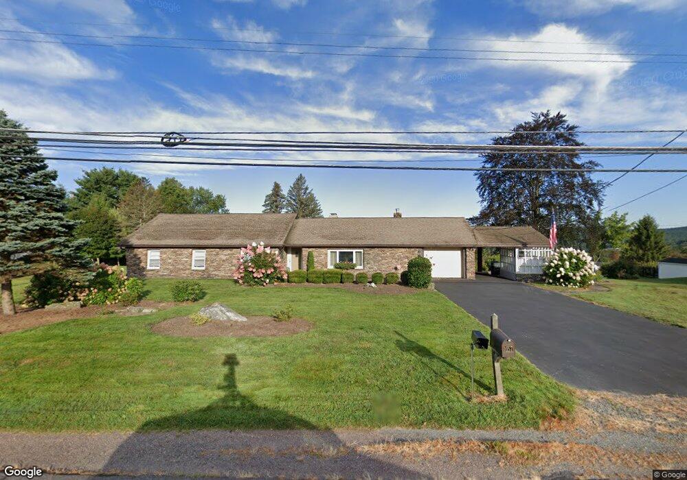 1057 Mountain View Dr, Dallas, PA 18612 - photo 1