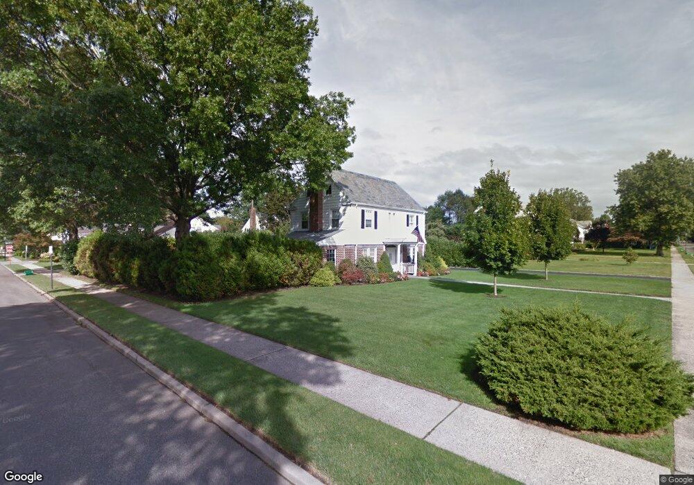 2 Whitehall Blvd, Garden City, NY 11530 - photo 1